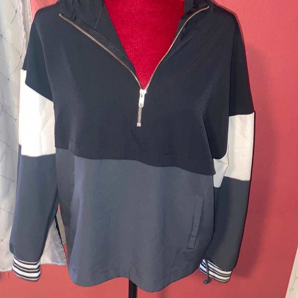 Aviva Wowens Activewear sweatshirt. Half zip up